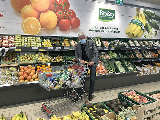 Frederic Meisner beim Einkaufen in der netto Filiale München Bodenseestraße mit einer Maske aus dem "Maskomat" (©Foto: Martin Schmitz)